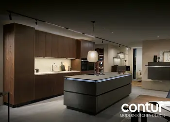 Moderne Designküche von Contur mit dunklen Holzfronten, beleuchteter Kochinsel in Metalloptik und integrierten Geräten; stimmungsvolle Beleuchtung, minimalistische Einrichtung und elegantes Ambiente.